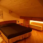 Attic Loft With Park In The Shadow Of The Dolomites 公寓